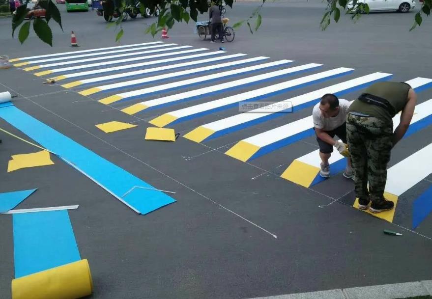 1678156348542530.jpg 預(yù)成型標(biāo)線帶安裝.jpg